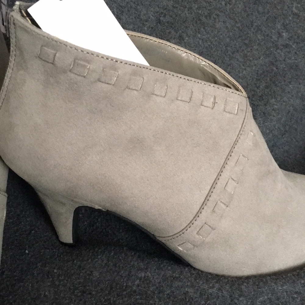 Gray Suede-Like Booties Heels NWT Ladies Size 10 NEW See Video!
